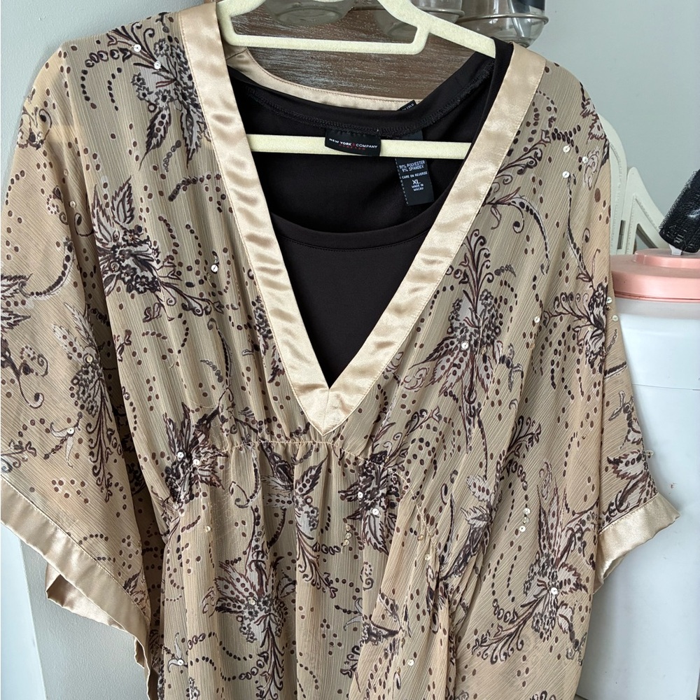 New York & Company Beige and Black Floral Blouse
Grab this now‼️🛍️